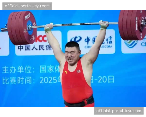 男子109公斤级决赛，前三名成绩均超过原世界纪录