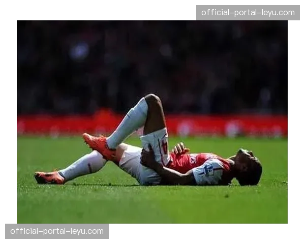 瓦伦西亚队长加亚因伤被换下，疑似大腿肌肉拉伤。