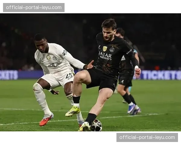 花絮：小球迷冲入场内拥抱偶像克瓦拉茨赫利亚，被安保带离