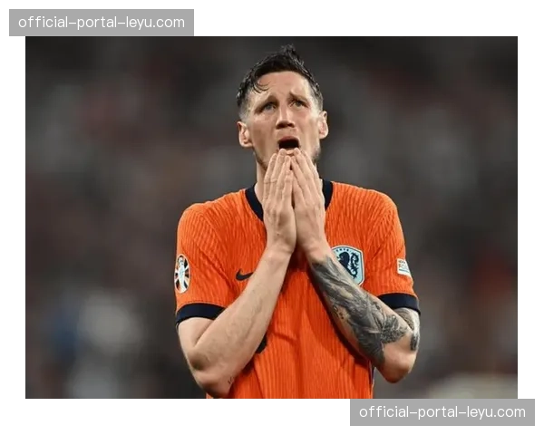 球员通道感人一幕：英格兰与爱尔兰赛前，双方球员共同佩戴橙色臂章悼念已故传奇裁判